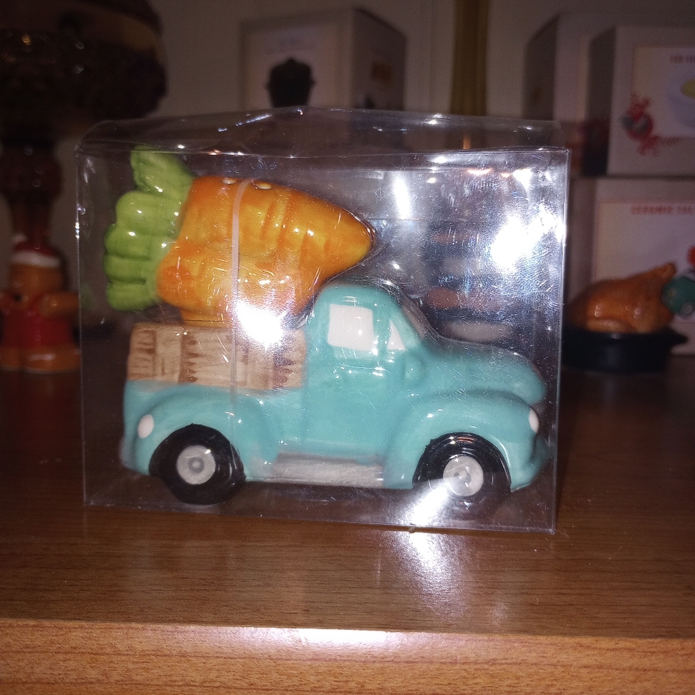 Easter salt and pepper shaker